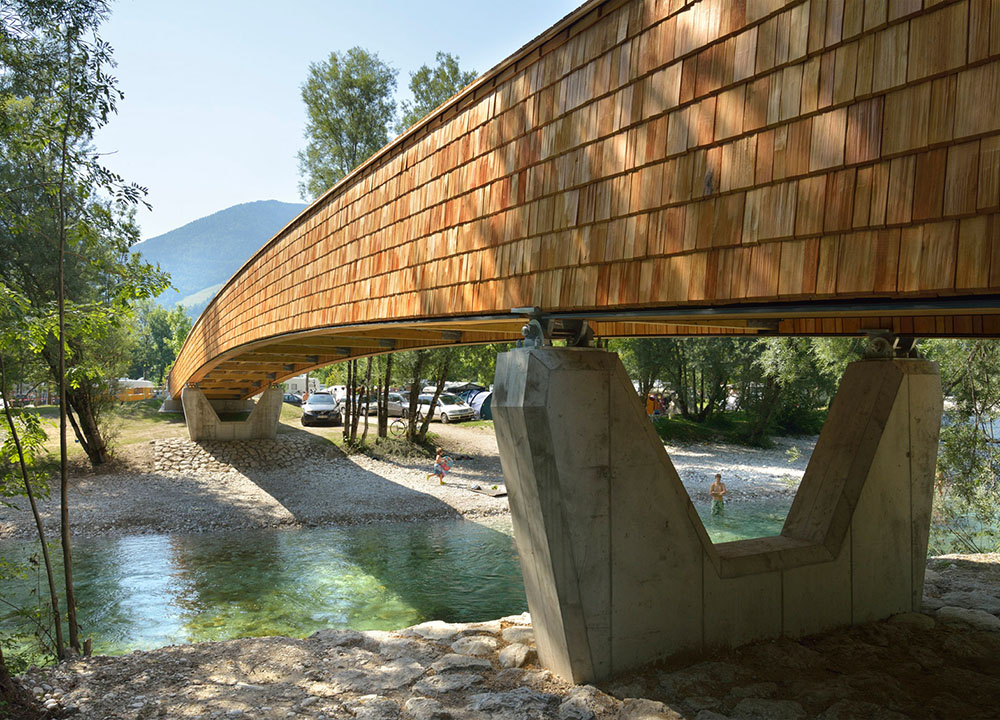 Most za pešake i bicikliste koji povezuje slovenačko selo sa obližnjim jezerom i planinama.