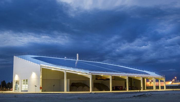 najprepoznatljiviji deo celog energetskog postrojenja je sunčana elektrana na krovu, a ispod krova odmah se vidi zaliha sečke 