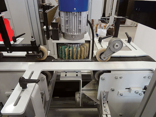 Agretat sa četkastim valjkom za brušenje profila u protoku