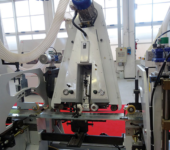 Agregat sa uskom trakom i pritisnom papučom za brušenje profila u protoku