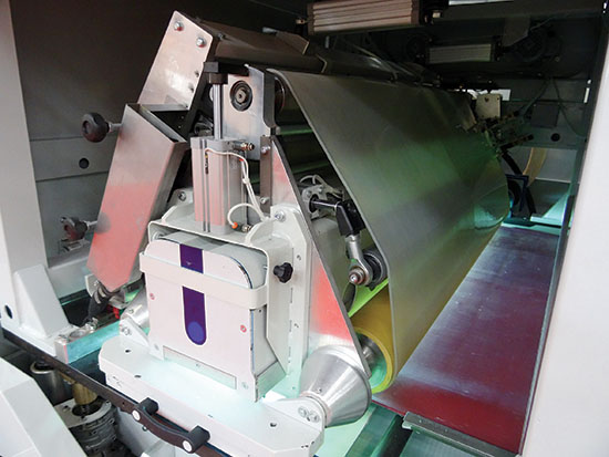 Inertna jedinica za glačanje/refeljiranje i očvršćavanje premaza