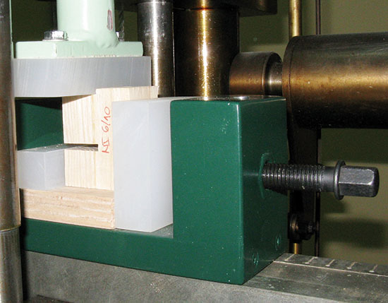 Slika 7: Alat sa postavljenim uzorkom ploče od masivnog drveta na automatskoj mašini za ispitivanje prema EN standardu (foto: Zdravković)