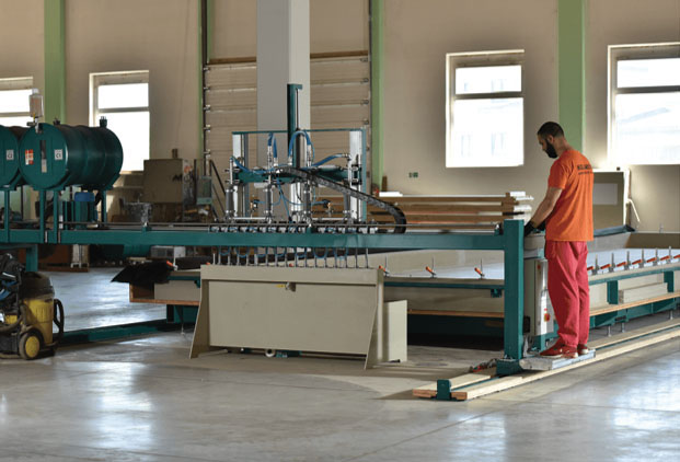 Detalj iz proizvodnje unakrsno lepljenog drveta – CLT panela 