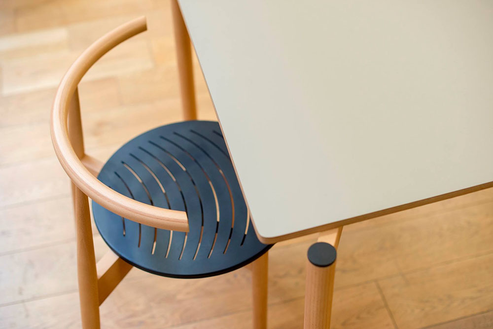 stola i stolice MUSE, autora dipl. inž. Petra Blagojevića, master studenta TMP odseka, a saradnica na razvoju koncepta je bila Sonja Rodić, apsolvent. Projekat je u potpunosti realizovan oktobra 2017. godine kada je i završeno opremanje Inovacionog nastavnog centra na Šumarskom fakultetu.