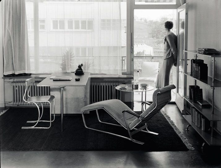 Enterijer stambenog prostora u Ajsikon zgradi opremljen Brojerovim nameštajem. Ležaljka od aluminijuma je ovde u tapaciranoj varijanti.