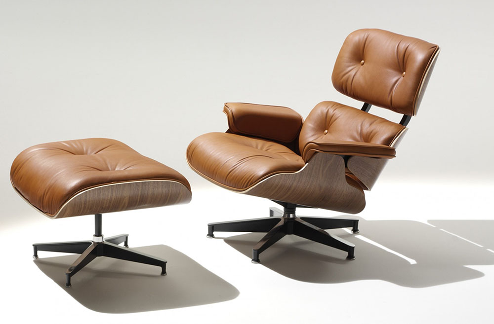 Fotelja Lounge Chair sa otomanom razvijana je 1950-ih sa ciljem kombinovanja elegantnog izgleda i vrhunske udobnosti. Danas je prepoznata kao veliki klasik američkog dizajna dvadesetog veka. 