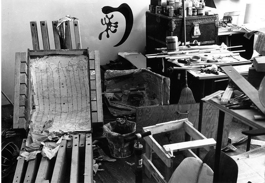 Mašina za izradu otpresaka, kasnije poznata kao „Kazam!“ (reč koju koriste mađioničari prilikom izvođenja trikova), priručno je konstruisana za potrebe prvih eksperimenata. Dizajn studio Imsovih bio je smešten u bivšoj garaži u bulevaru Abbot Kinney 901 u Los Anđelesu, Kalifornija i funkcionisao je više od četiri decenije (1943–1988).