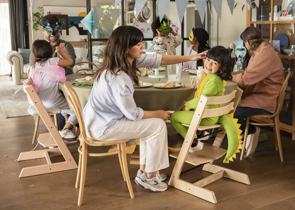 Da bi vaspitači i deca različitog uzrasta bili ravnopravni i imali efikasniju komunikaciju, mnoge predškolske ustanove u Skandinaviji su uvele obroke i rad sa decom za stolovima za odrasle i naravno – Tripp Trapp stolice. 