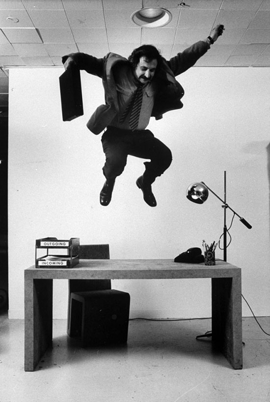 Geri lično demonstrira izdržljivost kancelarijskog stola od kartona iz serije Easy Edges.