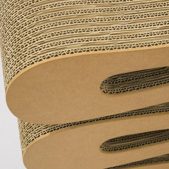 Detalj stolice Wiggle na kojoj se vide poprečni preseci kartona, kao i rubni profili koji su zbog trajnosti komada izrađeni od ploče vlaknatice.