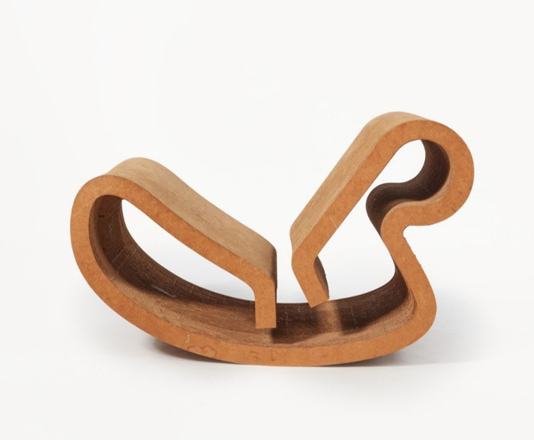 Stolica za ljuljanje iz serije Easy Edges može se podjednako smatrati umetničkim delom kao i funkcionalnim objektom.