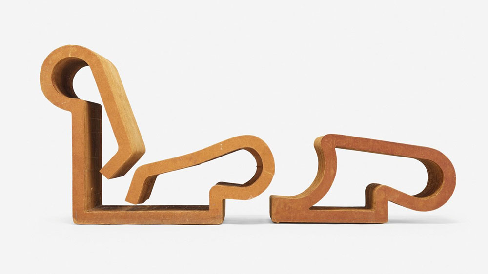 Uprkos svom skulpturalnom izgledu, fotelja sa tabureom je veoma upotrebljiva. Lamelirani karton omogućava udobno sedenje, a mala težina komada omogućava lako pomeranje i pozicioniranje u prostoru.