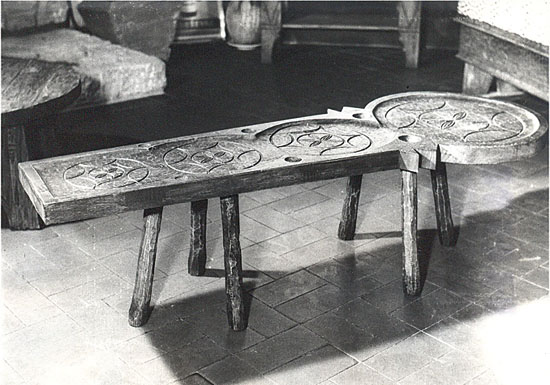 Sinija sa šest nogu i četiri rozetne, motel Stari hrast