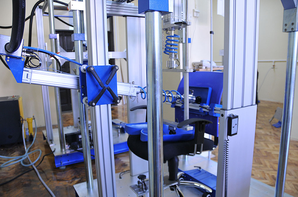 Uređaj za kontrolisanje sedišta i naslona