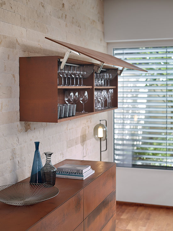 Izabrani tipovi Aventos preklopnih frontova se takođe mogu implementirati sa sistemom pričvršćivanja – komforno sa nepromenjenim položajem za pričvršćivanje.