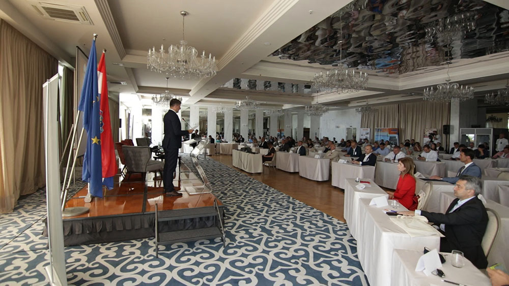 U Opatiji je 28. i 29. juna održana 18. Drvno-tehnološka konferencija, središnji sektorski događaj koji još od 2004. godine na jednom mestu okuplja pripadnike drvnog sektora Hrvatske i regije, ali i cele Evrope. Rezimirano je aktuelno stanje u sektoru, razmenjena iskustva, istaknute najbolje prakse, sve s ciljem jačanja drvnog, ali i celog na šumi baziranog sektora, kao i njegova promocija kao generatora razvoja.