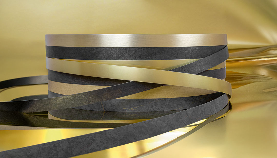 Zlatna boja već neko vreme doživljava prefinjen povratak u svetu nameštaja. Povremeno sjajna, povremeno mat, i povremeno sasvim diskretna. U kompaniji OSTERMANN u skladištu imamo odgovarajuću ABS kant traku za svaki ukus i isporučujemo ih u brojnim širinama i debljinama već u najmanjim količinama od 1 metra.