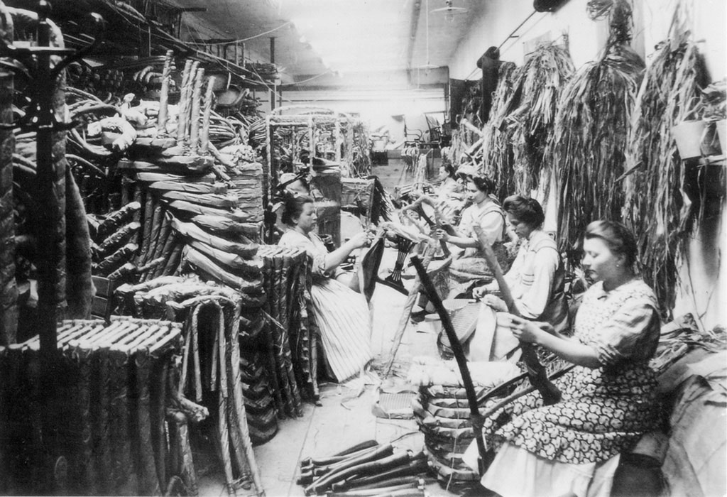 Proizvodnja u firmi Braća Tonet, žene pletu sedišta