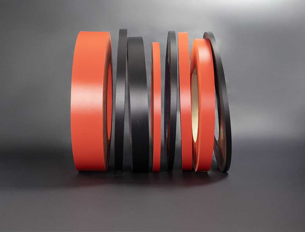 Pored dosadašnjih širina (23, 33, 43 i 100 mm), mnoge kant trake su sada dostupne u OSTERMANN-u direktno iz skladišta u pet dodatnih širina (16, 19, 28, 54 i 55 mm).